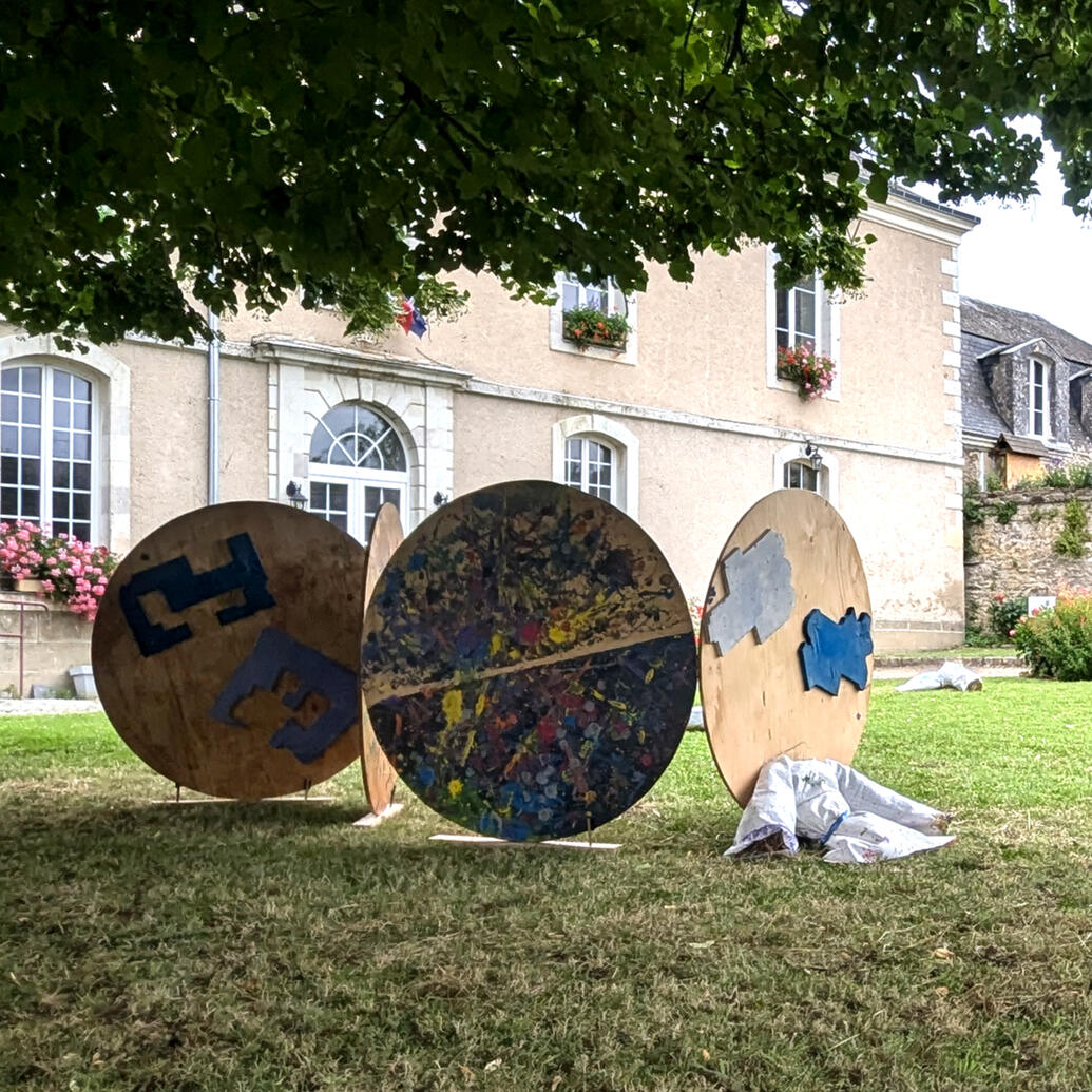 • Palet/Tambourin — 2024 Projet mêlant art et sport autour des JO 2024, modules circulaires, cyanotypes et dripping. Commanditaires : L’Atelier du Haut Anjou, Maison de quartier la MPT