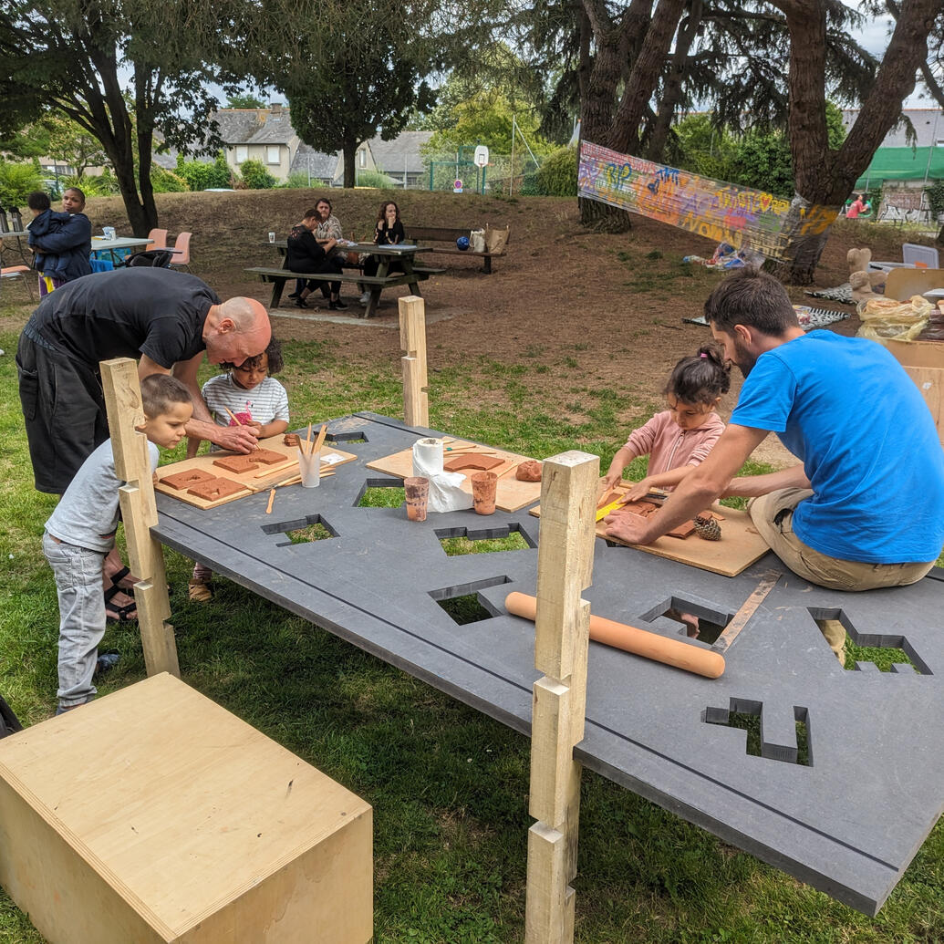 • Belle-Beille — 2023 Projet autour de la rénovation urbaine, mené trois mois avec différentes associations locales. Partenaires : TALM Angers, le 42, Centre Jacques Tati, asso. du quartier. Commanditaire : Ville d’Angers, département